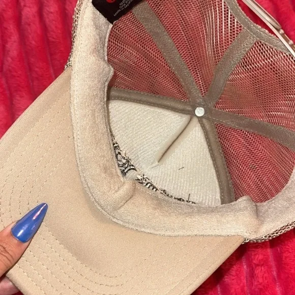 Dressed in lala hat - Picture 3 of 3